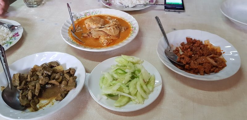 ถ้วยแกง เนื้อผัด และอาจาดแตงกวาวางรวมบนโต๊ะ