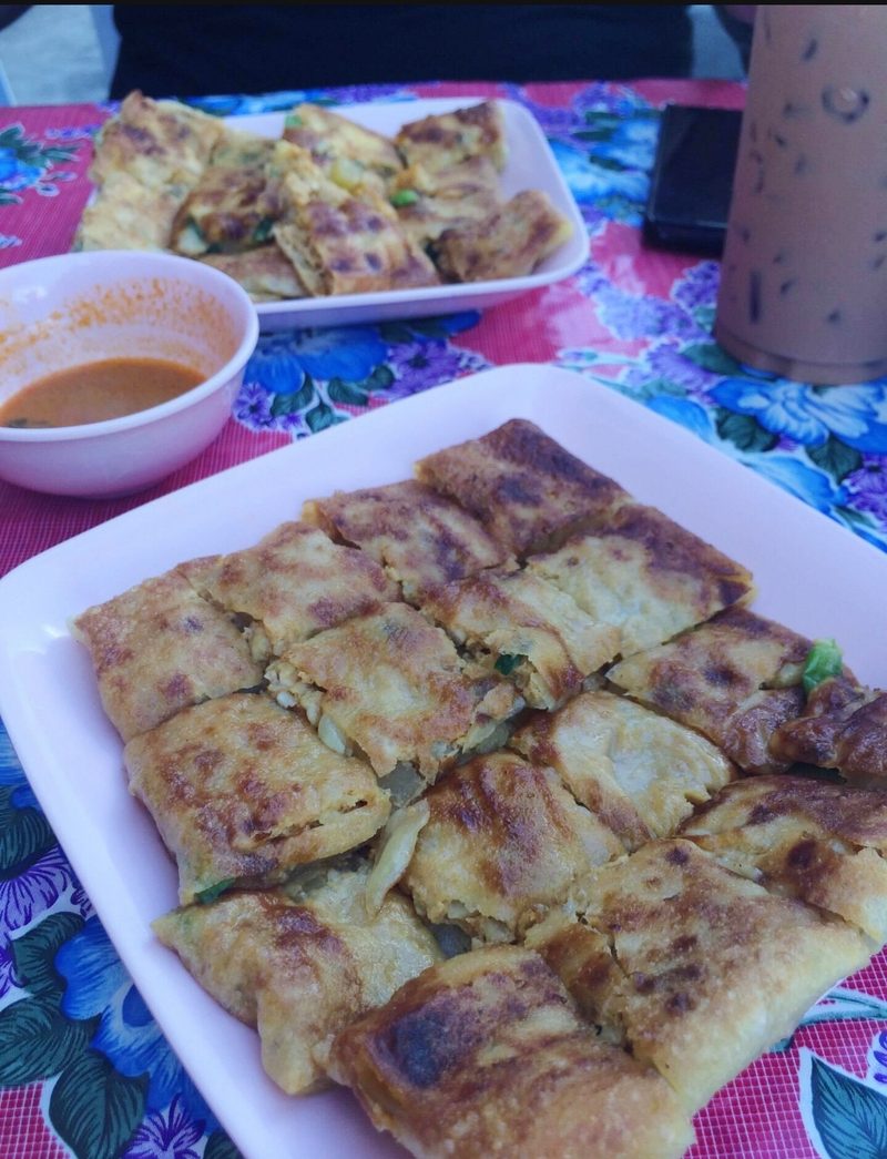 มะตะบะชิ้นสี่เหลี่ยมเต็มจาน กับถ้วยน้ำแกง